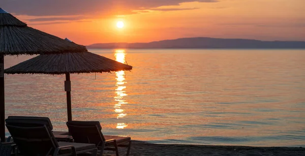Naplemente Égei Tenger Partján Görögországban Szalmaernyők Napágyak Homokon Gondolatok Óceáni — Stock Fotó