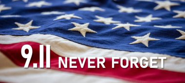 Vatanseverlik Günü. 9-11 ABD Asla Unutma. Amerika 'nın bayrak geçmişi üzerine beyaz yazı. 11 Eylül 2001 'i hatırla..