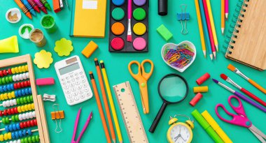 Okul geçmişine dönelim. Okul ofis malzemeleri ve kırtasiye dairesi yeşil renkte, üst manzaralı..