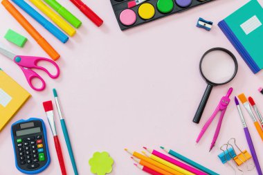 Okula geri dönüş, okul malzemeleri ve pembe arka plan kırtasiye malzemeleri, üst görünüm, kopyalama alanı.