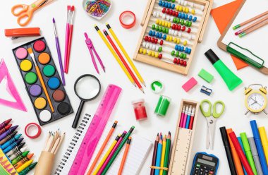 Okul geçmişine dönelim. Okul malzemeleri ve kırtasiye malzemeleri beyaz renkte ve üst manzarada yatıyordu..