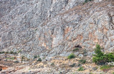 Gri granit arka plan dokusu. Yunanistan, taş oluşumu, kaba mineral maddesi. Jeolojik gri kaya doğal kaya yüzeyi.