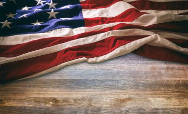 Tahta masa arkasında Amerikan bayrağı, kopyalama alanı. Ulusal Amerikan bayramı şablonu.