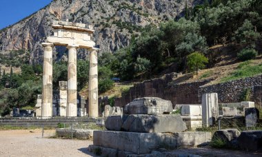 Delphi Yunanistan, Arkeoloji Bölgesi. Antik Yunanca Delfi 'yi dünyanın merkezi olarak kabul ederdi. Tapınak taşı ve sütunlar