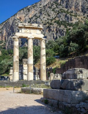 Delphi Yunanistan, Arkeoloji Bölgesi. Antik Yunanca Delfi 'yi dünyanın merkezi olarak kabul ederdi. Tapınak taşı ve sütunlar