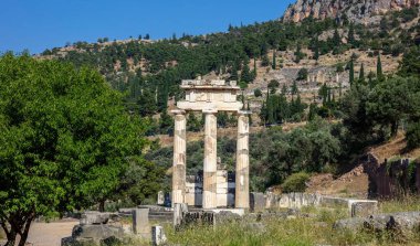 Delphi Yunanistan, Arkeoloji Bölgesi. Antik Yunan tapınak taşı ve sütunlar, mavi gökyüzü arka planı