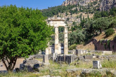 Delphi Yunanistan, Arkeoloji Bölgesi. Antik Yunanca Delfi 'yi dünyanın merkezi olarak kabul ederdi. Tapınak taşı ve sütunlar