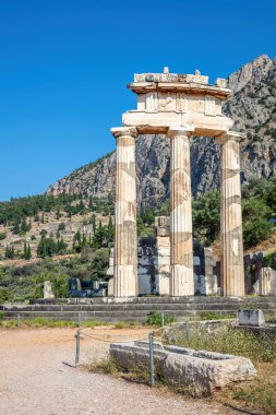 Delphi Yunanistan, Arkeoloji Bölgesi. Antik Yunan tapınak taşı ve sütunlar, mavi gökyüzü arka planı