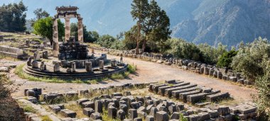Delphi Yunanistan, Arkeoloji Bölgesi. Antik Yunanca Delfi 'yi dünyanın merkezi olarak kabul ederdi. Taş ve sütunlar, yüksek açı görünümü.