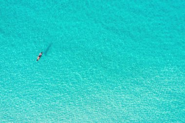 Yaz tatili eğlencesi, rahatlama ve spor aktiviteleri. Kanodaki erkekler sonsuz turkuaz mavi şeffaf Ege Denizi 'nde kayak yapıyor..