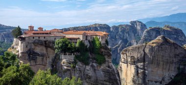 Meteora Yunanistan. Varlaam Kutsal Manastır binaları kayaların üzerinde, mavi bulutlu gökyüzü, yakın görüş. Avrupa dini seyahat hedefi