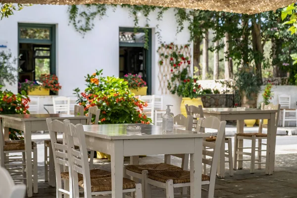 Грецький Ресторан Відкритому Повітрі Порожнім Білим Столом Кріслом Кітріа Іонічних — стокове фото