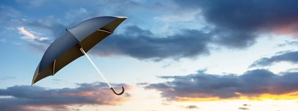 Black Color Umbrella Fly High Wind Cloudy Sky Sunset Background — Stock Photo, Image