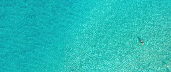 Nyári Nyaralás Szórakozás Úszás Kenu Kajak Végtelen Tiszta Türkiz Kék — Stock Fotó