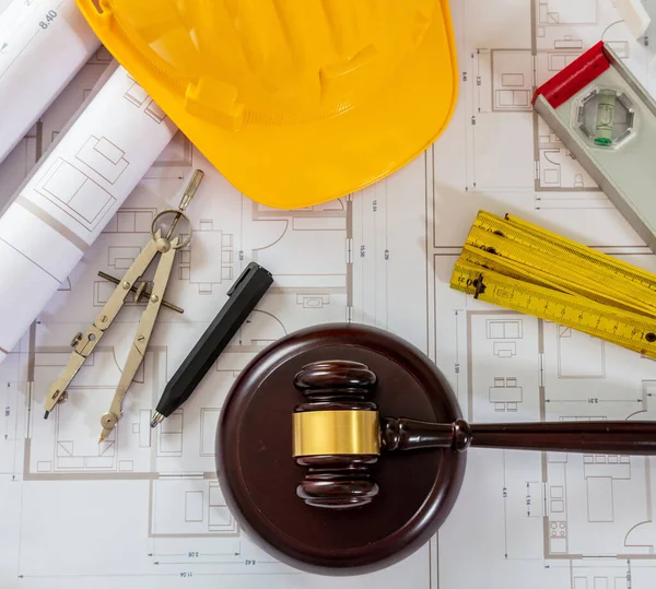Construction Labor Law Flat Lay Yellow Safety Helmet Judge Gavel — 图库照片