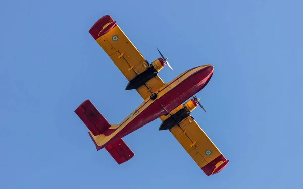 Canadair Flight Amphibious Firefighting Aircraft Scooper Clear Blue Sky Background — Stockfoto
