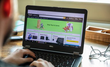 Yunanistan, Atina, 23 Ocak 2022. AMAZON. İletişim. Uygulama, oyuncaklar ve oyunlar, Amazon UK, müşteri hizmetleri. Laptop bilgisayar ekranı bulanık ofis masasında, eller klavyede.