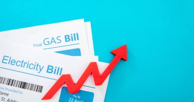 Kamu hizmetleri hesapları ve yükselen kırmızı ok. Elektrik ve gaz faturaları. Isıtma ve enerji maliyet artışı kavramı.