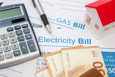 Elektrik, gaz faturaları ve Euro banknotları. İç ısıtma ve enerji maliyeti hesaplamaları. Finansal kriz, enflasyon kavramı.