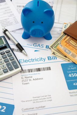 Elektrik, benzin ve kumbara faturaları. Isıtma ve enerji maliyeti artışı ve tasarruf kavramı.