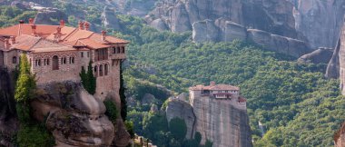 Meteora Yunanistan. Varlaam Kutsal Manastırı ve kayaların üzerindeki binalar. Rousanos Manastırı manzarası da öyle. Avrupa dini seyahat hedefi