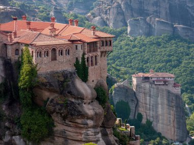 Meteora Yunanistan. Varlaam Kutsal Manastırı ve kayaların tepesindeki binalar, manzarayı kapatın. Rousanos Manastırı manzarası da öyle. Avrupa dini seyahat hedefi