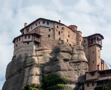 Meteora Yunanistan. Rousanos Kutsal Manastırı. Kayaların tepesindeki Saint Barbara binaları. Avrupa dini gezileri.