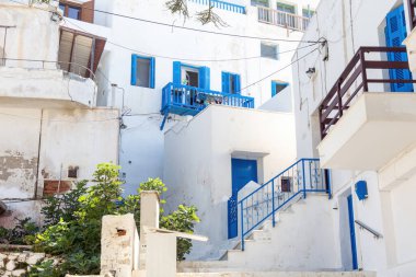 Cyclades Naxos Adası, Yunanistan. Beyazlatılmış binalar, balkonlar ve merdivenler. Geleneksel mimari beyaz ve mavi renklerde. Yaz tatili.