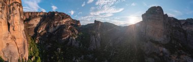 Meteora Yunanistan, gün doğumunda kaya oluşumları. Kayaların üzerine manastırlar inşa edildi. UNESCO Mirası, Europ