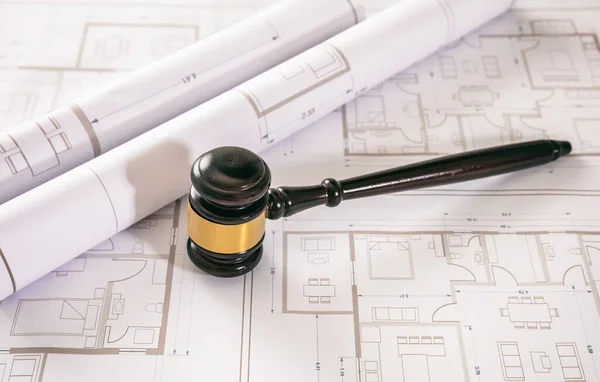 Labor Construction Law Concept Judge Gavel Building Blueprint Plans Close — 图库照片