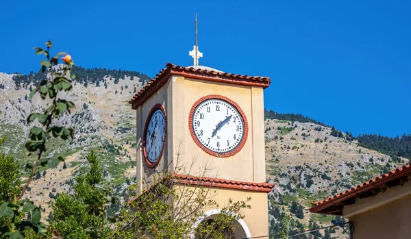 Reloj Campanario Iglesia Ortodoxa Campanario Con Cruz Reloj Pueblo Griego — Foto de Stock