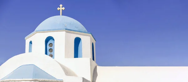 그리스 전통적 날푸른 하늘을 배경으로 파란색 반구형 교차하는 정통파 — 스톡 사진