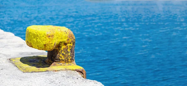 Κίτρινο Σκουριασμένο Πορθμείο Στην Προβλήτα Του Λιμανιού Θολό Φόντο Θαλασσινό — Φωτογραφία Αρχείου