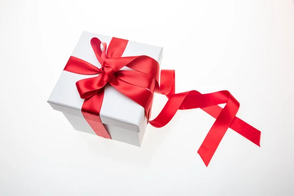 礼盒红色缎带 白色背景的蝴蝶结 圣诞礼物 缎子卷曲装饰 — 图库照片