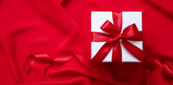 情人节礼物 圣诞礼物 白色盒子的头顶 红色缎带和缎子背景的蝴蝶结包扎 卷曲装饰 — 图库照片