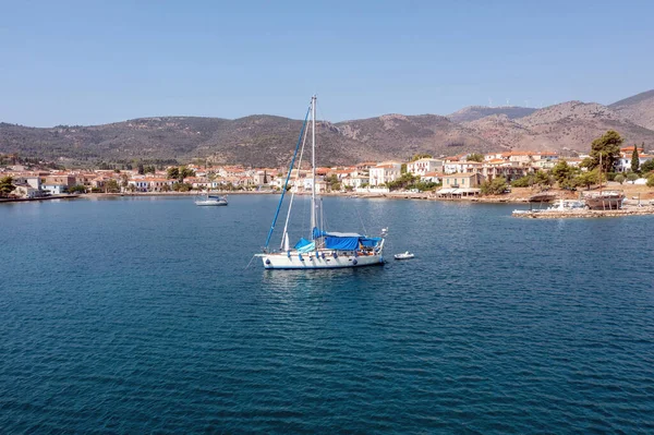 加拉西迪希腊阳光灿烂的一天游艇停泊在平静的海面上 传统的海滨别墅背景 — 图库照片