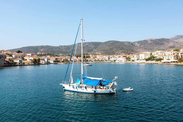 Galaxidi Griekenland Zonnige Dag Zeilboot Verankerd Rustige Zee Traditionele Huizen — Stockfoto