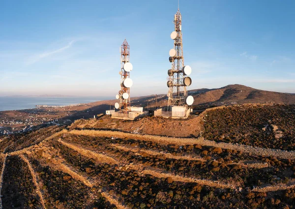 细胞塔 手机天线 蜂窝式基站航空观景台 山顶的5G无线网络电信发射机 农村背景 — 图库照片