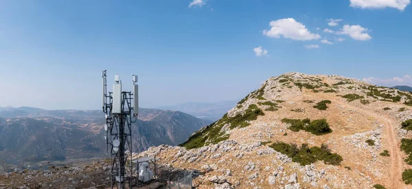 手机塔 移动式5G天线 无线网络电信发射机航空视图 落基山脉蓝天背景 — 图库照片