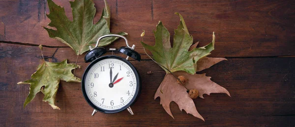 Retrocede Horario Verano Una Hora Atrás Reloj Amarillo Hojas Otoño —  Fotos de Stock