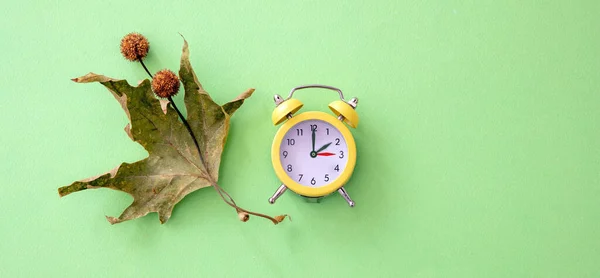 Retrocede Horario Verano Una Hora Atrás Reloj Amarillo Hojas Otoño — Foto de Stock