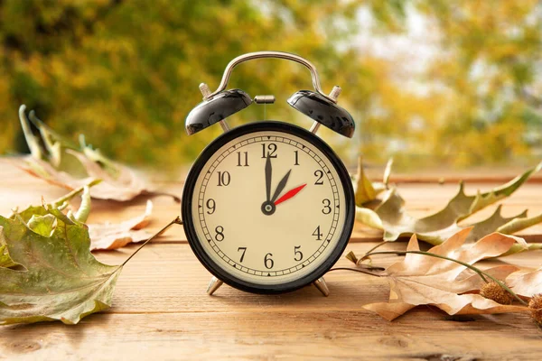 Υποχωρήστε Μια Ώρα Daylight Saving Time Μαύρο Ξυπνητήρι Αλλαγή Ώρας — Φωτογραφία Αρχείου