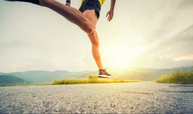 Doğada koşan bir adam. Sağlıklı yaşam tarzı kavramı.