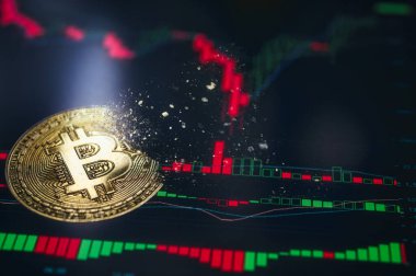 Şifreli altın para. Altın bitcoin parçalanıyor. Kripto para birimi piyasası krizi kavramı ve odaklanmış grafik arkaplanı.