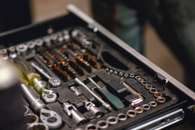 Aracın tamiri için donanım araçları ve aksesuarlar