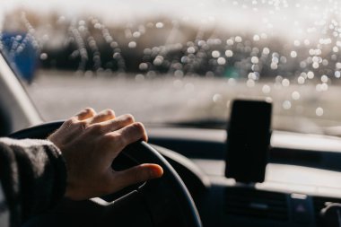 Kısmi araba süren adam görüntüsü