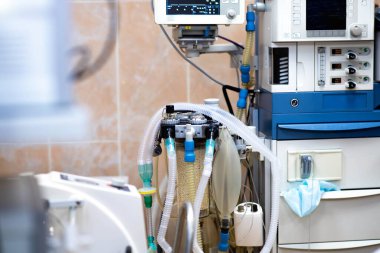 Acısız anestezi, oksijen hortumları, nabız ve kan oksijeni takibi ve havalandırma için tıbbi aletler.