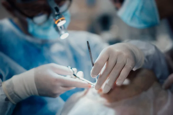 Ameliyathanede Cerrahların Takım Çalışması Eldiven Yakın Plan Cerrahi Aletler — Stok fotoğraf