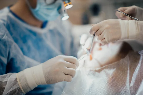 Ameliyathanede Cerrahların Takım Çalışması Eldiven Takmak Ameliyat Aletleriyle Yakın Çekim — Stok fotoğraf