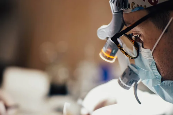 Nahaufnahme Eines Chirurgen Mit Maske Und Schutzhandschuhen — Stockfoto